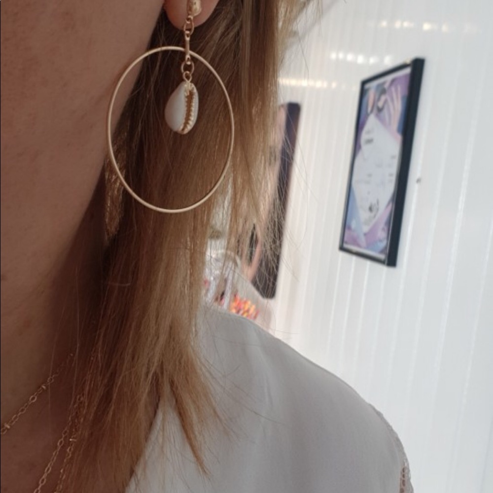 NEW SeaShell Gold Tone Hoop Earrings - Picture 5 of 5